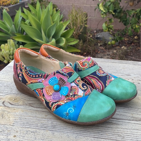 Exotic import casual zip on flats. - Picture 2 of 5